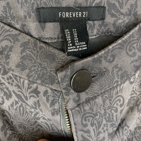 5/$25 - Forever 21 patterned jeans size 27 - Picture 3 of 4